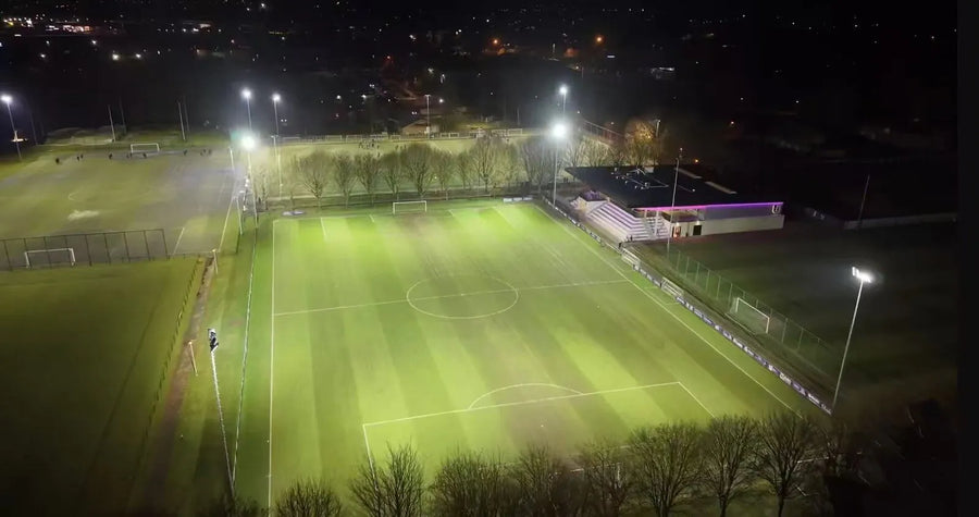 Distribución de la luz en campos deportivos: normas, diseño y LED