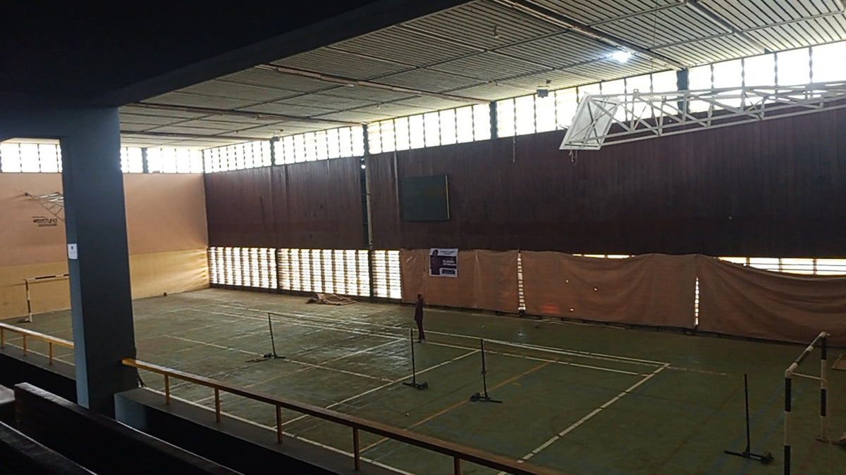 Sporthallenbeleuchtung: Lux-Werte, ballwurfsichere Leuchten und Planung für Basketball, Handball und Fitness
