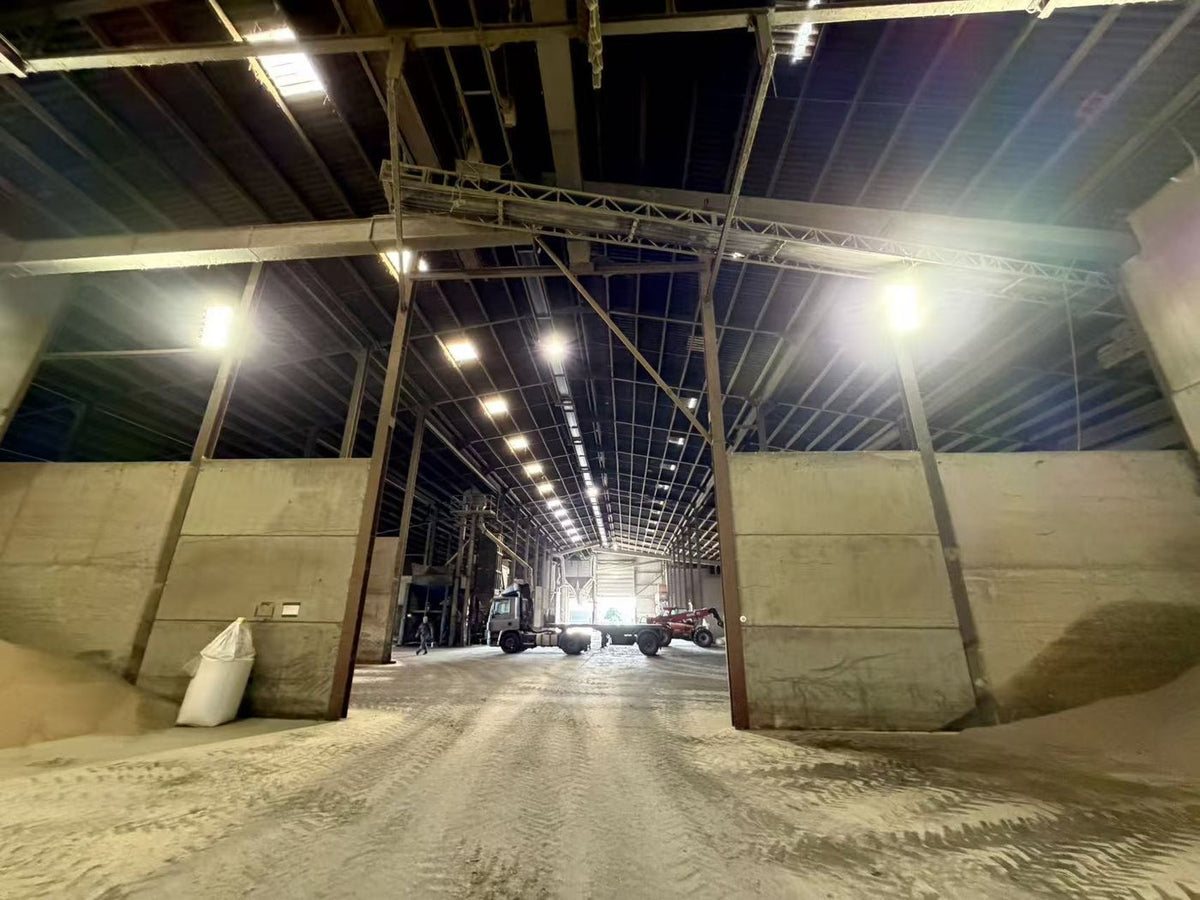 Projeto: Stassen Landbouwproducten – campânulas LED, luminárias LED estanques e projetores LED