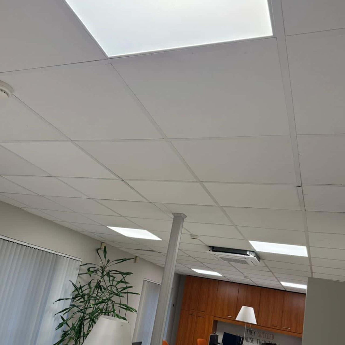 LED Panel 62×62 with UGR<19 – 40W – 3000K – 120 lm/W – Edgelit – Driver Included (Replaces 4x18W) – 5-Year Warranty – photo 4